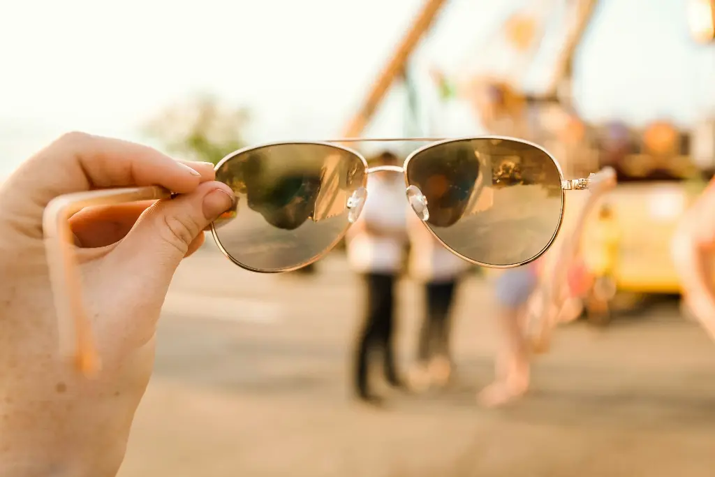 unsplash_30k5KWwUK4k_sunglasses.webp