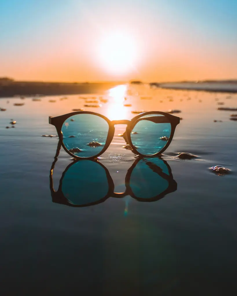 unsplash_SttmdhoyRlk_sunglasses .webp